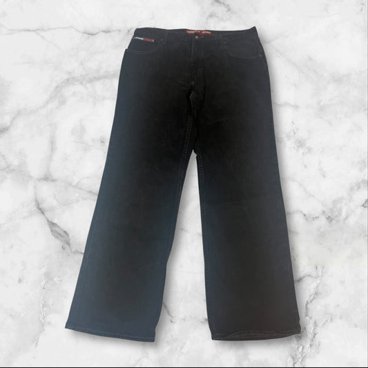 Entdecke unsere Vintage Track Pants von Nike und anderen Marken, erhältlich bei Valuxery.de - Dein Shop für trendige Vintage - Kleidung. Unsere Track Pants sind aus hochwertigen Materialien und