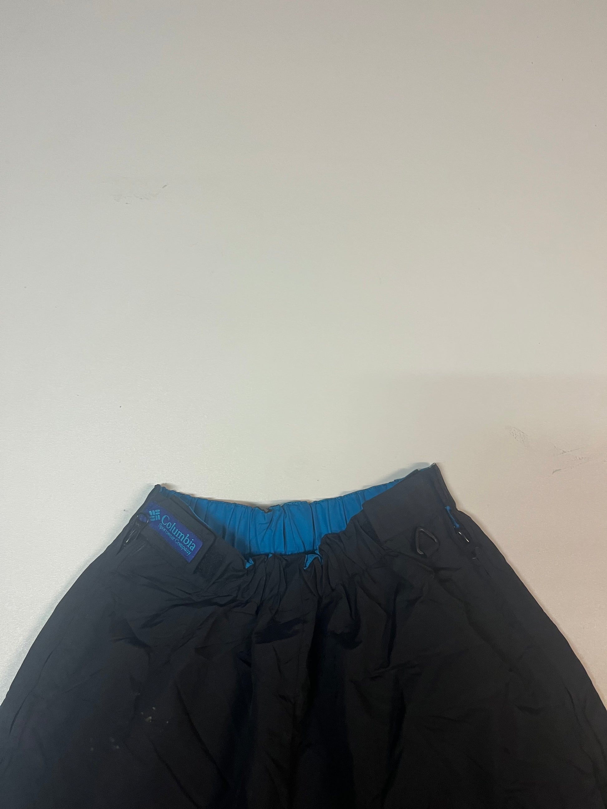 Entdecke unsere Vintage Track Pants von Nike und anderen Marken, erhältlich bei Valuxery.de - Dein Shop für trendige Vintage - Kleidung. Unsere Track Pants sind aus hochwertigen Materialien und