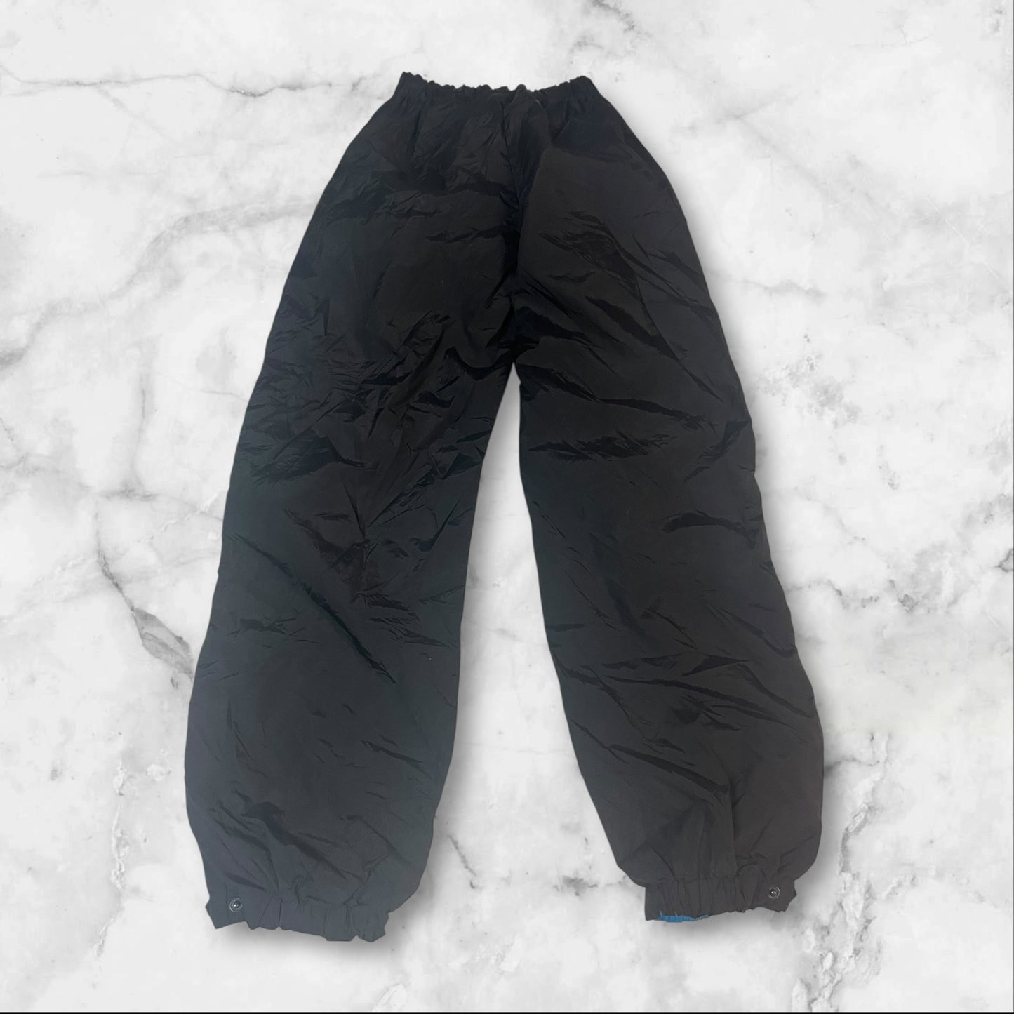 Entdecke unsere Vintage Track Pants von Nike und anderen Marken, erhältlich bei Valuxery.de - Dein Shop für trendige Vintage - Kleidung. Unsere Track Pants sind aus hochwertigen Materialien und