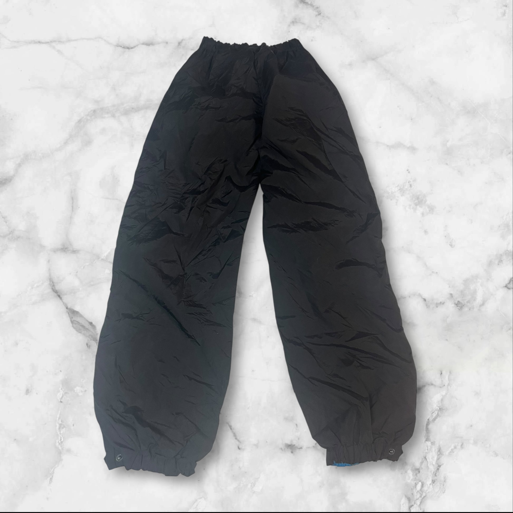 Entdecke unsere Vintage Track Pants von Nike und anderen Marken, erhältlich bei Valuxery.de - Dein Shop für trendige Vintage - Kleidung. Unsere Track Pants sind aus hochwertigen Materialien und
