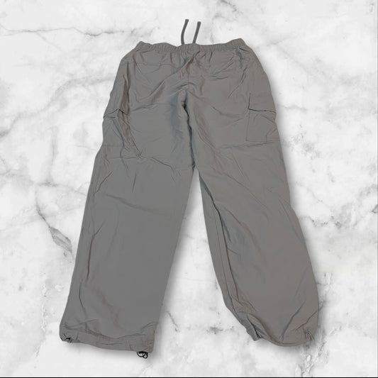 Entdecke unsere Vintage Track Pants von Nike und anderen Marken, erhältlich bei Valuxery.de - Dein Shop für trendige Vintage - Kleidung. Unsere Track Pants sind aus hochwertigen Materialien und