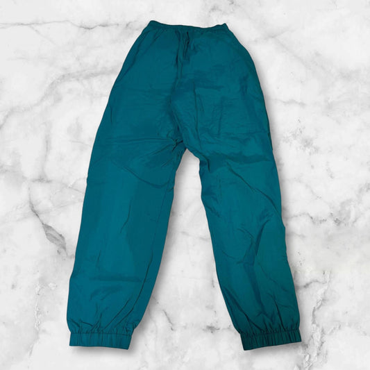 Entdecke unsere Vintage Track Pants von Nike und anderen Marken, erhältlich bei Valuxery.de - Dein Shop für trendige Vintage - Kleidung. Unsere Track Pants sind aus hochwertigen Materialien und