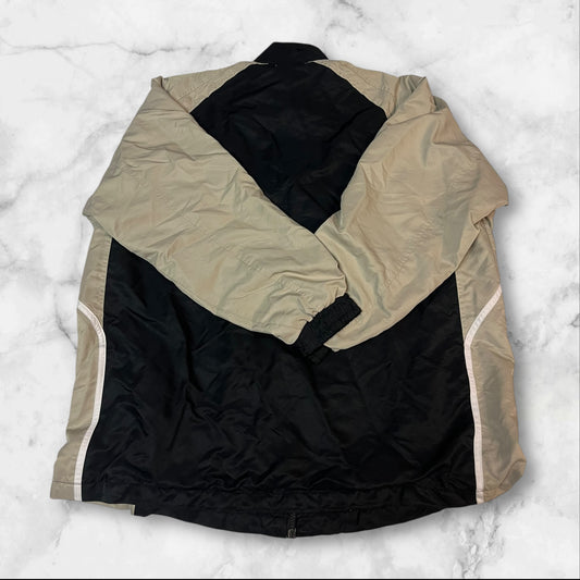 Entdecke unsere Vintage Track Pants von Nike und anderen Marken, erhältlich bei Valuxery.de - Dein Shop für trendige Vintage - Kleidung. Unsere Track Pants sind aus hochwertigen Materialien und