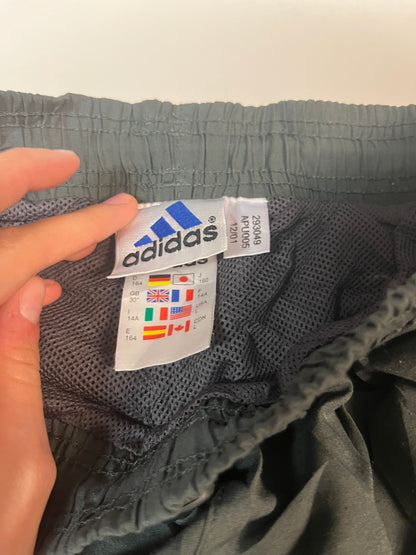 Entdecke unsere Vintage Track Pants von Nike und anderen Marken, erhältlich bei Valuxery.de - Dein Shop für trendige Vintage - Kleidung. Unsere Track Pants sind aus hochwertigen Materialien und