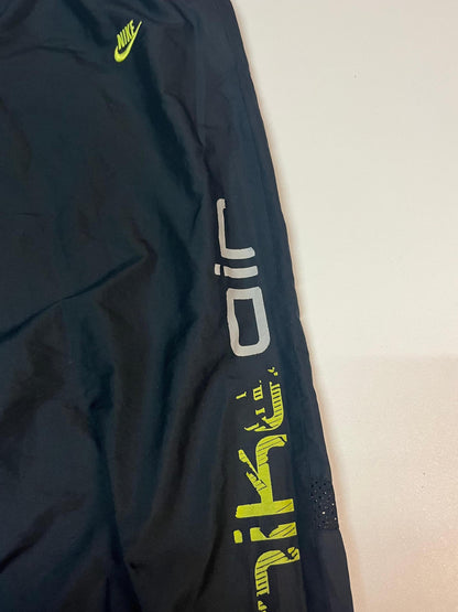 Entdecke unsere Vintage Track Pants von Nike und anderen Marken, erhältlich bei Valuxery.de - Dein Shop für trendige Vintage - Kleidung. Unsere Track Pants sind aus hochwertigen Materialien und