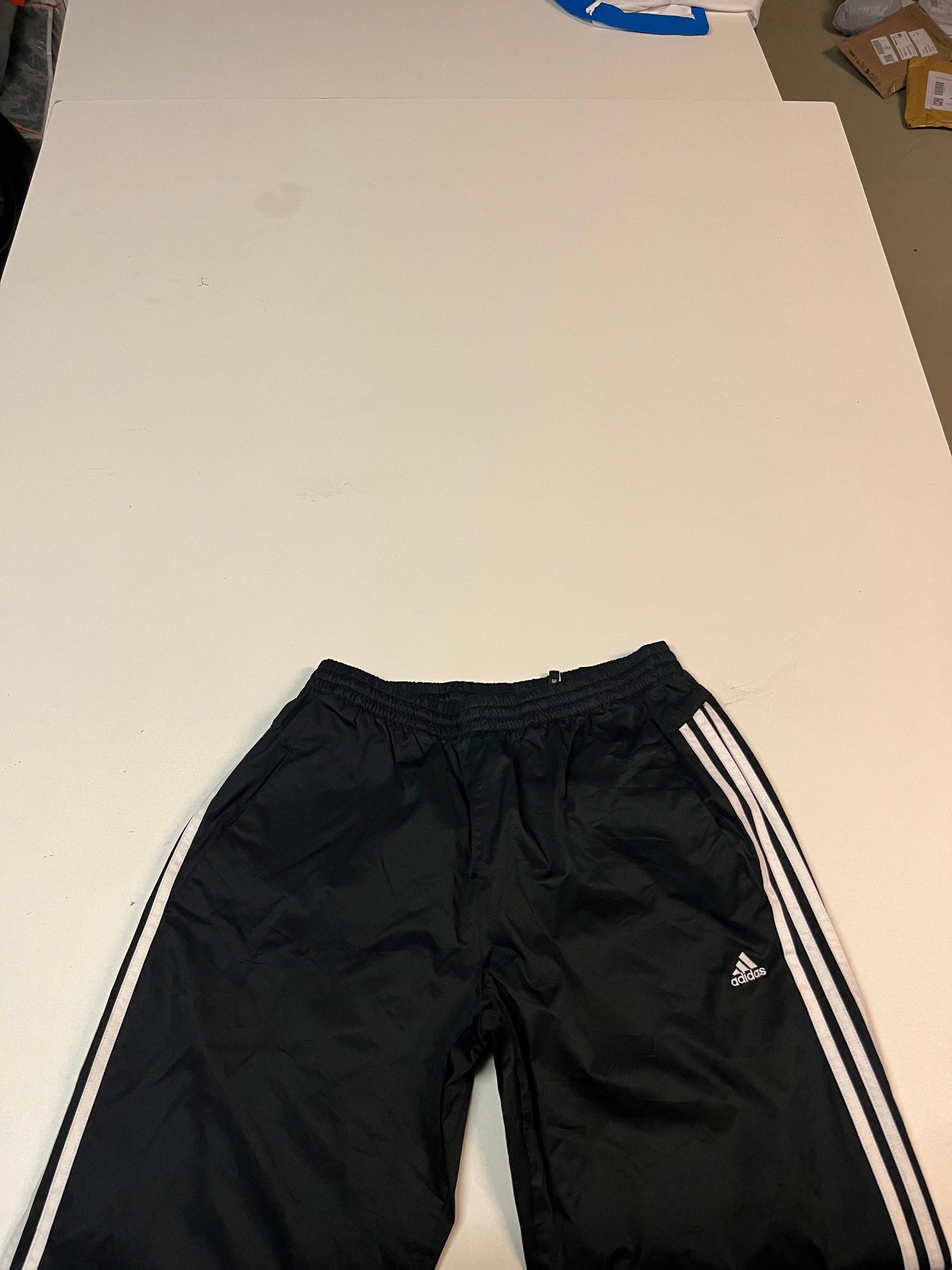Entdecke unsere Vintage Track Pants von Nike und anderen Marken, erhältlich bei Valuxery.de - Dein Shop für trendige Vintage - Kleidung. Unsere Track Pants sind aus hochwertigen Materialien und