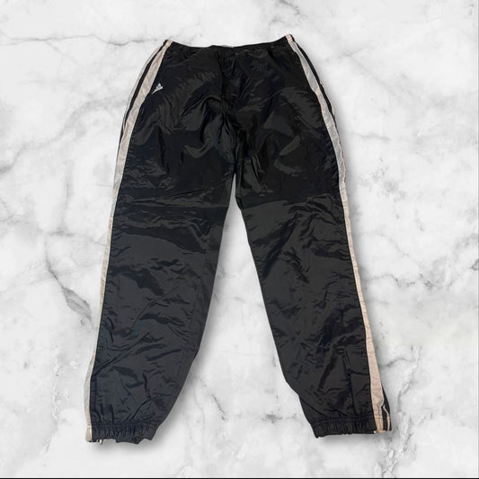 Entdecke unsere Vintage Track Pants von Nike und anderen Marken, erhältlich bei Valuxery.de - Dein Shop für trendige Vintage - Kleidung. Unsere Track Pants sind aus hochwertigen Materialien und
