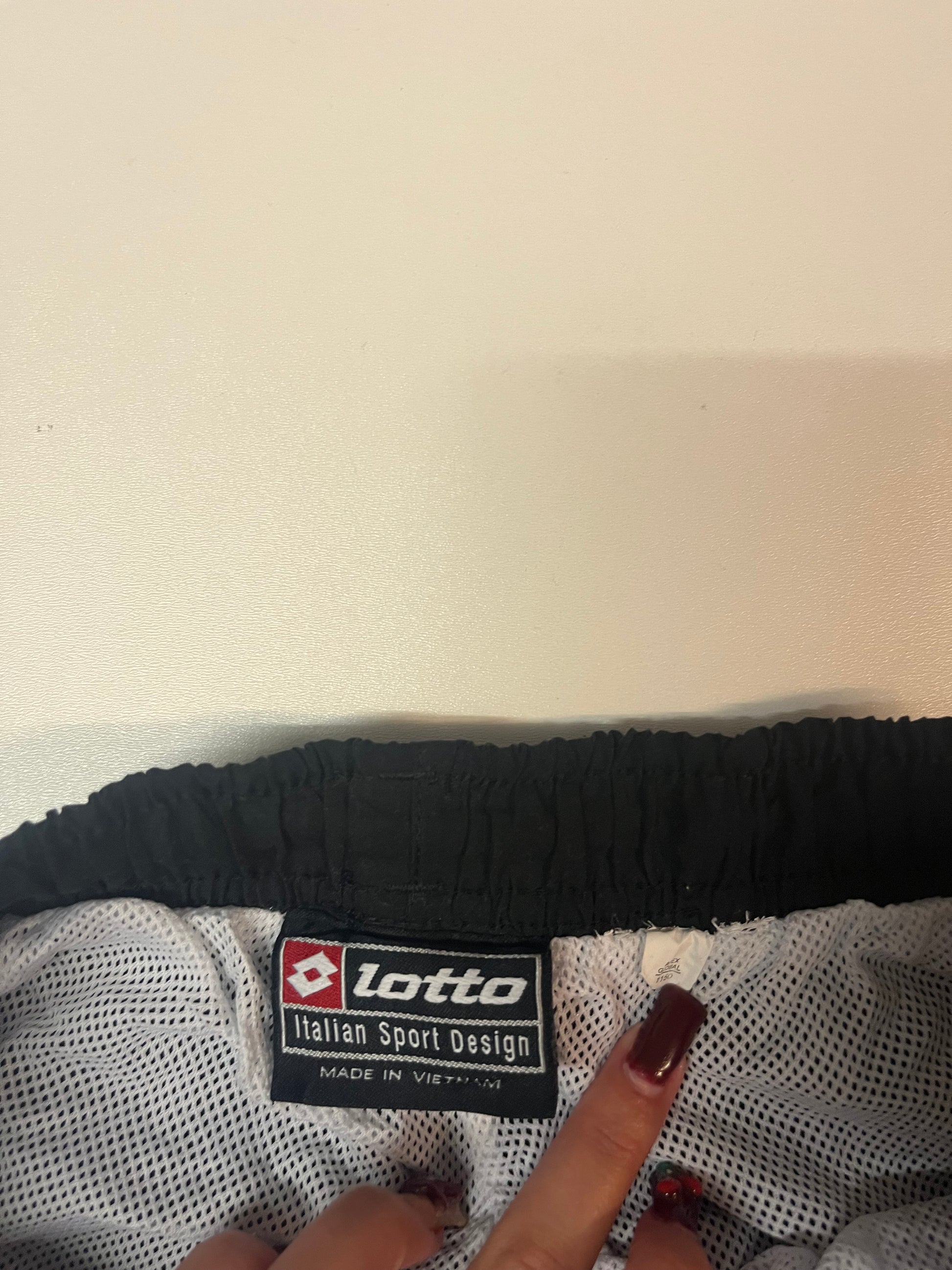 Entdecke unsere Vintage Track Pants von Nike und anderen Marken, erhältlich bei Valuxery.de - Dein Shop für trendige Vintage - Kleidung. Unsere Track Pants sind aus hochwertigen Materialien und