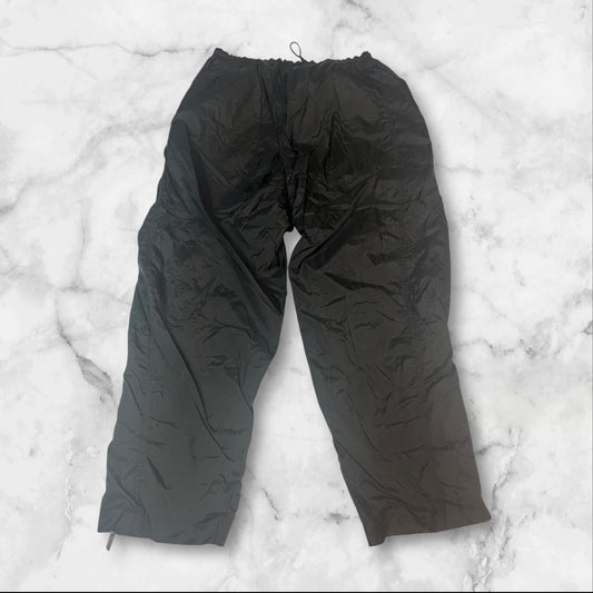 Entdecke unsere Vintage Track Pants von Nike und anderen Marken, erhältlich bei Valuxery.de - Dein Shop für trendige Vintage - Kleidung. Unsere Track Pants sind aus hochwertigen Materialien und