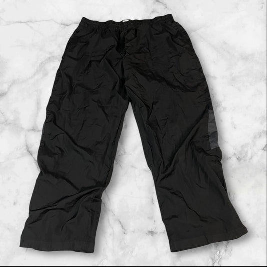 Entdecke unsere Vintage Track Pants von Nike und anderen Marken, erhältlich bei Valuxery.de - Dein Shop für trendige Vintage - Kleidung. Unsere Track Pants sind aus hochwertigen Materialien und