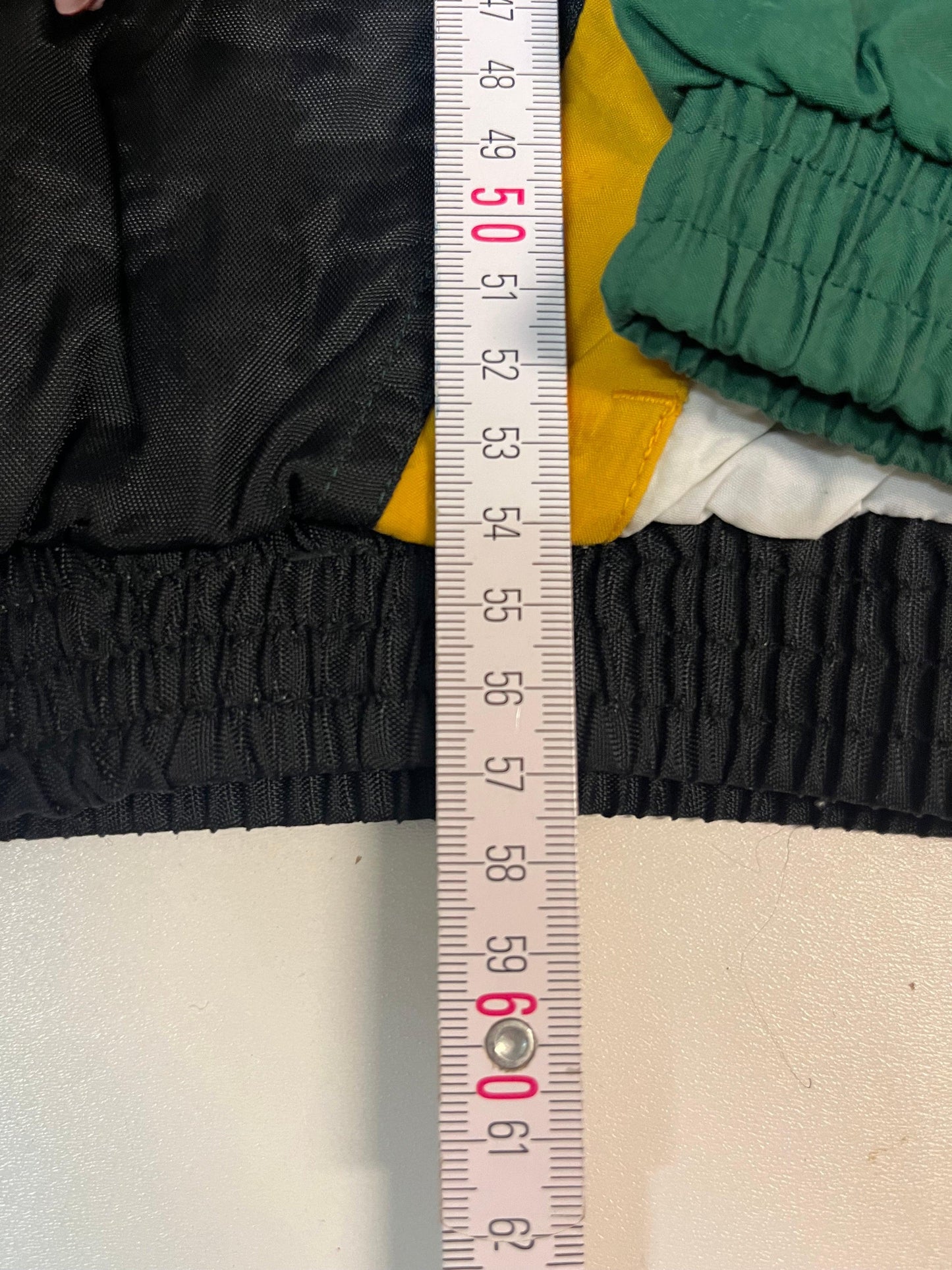 Entdecke unsere Vintage Track Pants von Nike und anderen Marken, erhältlich bei Valuxery.de - Dein Shop für trendige Vintage - Kleidung. Unsere Track Pants sind aus hochwertigen Materialien und
