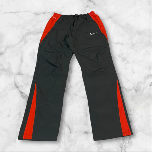 Entdecke unsere Vintage Track Pants von Nike und anderen Marken, erhältlich bei Valuxery.de - Dein Shop für trendige Vintage - Kleidung. Unsere Track Pants sind aus hochwertigen Materialien und