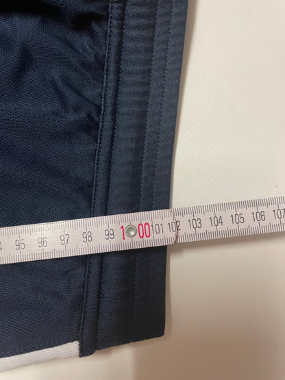 Entdecke unsere Vintage Track Pants von Nike und anderen Marken, erhältlich bei Valuxery.de - Dein Shop für trendige Vintage - Kleidung. Unsere Track Pants sind aus hochwertigen Materialien und