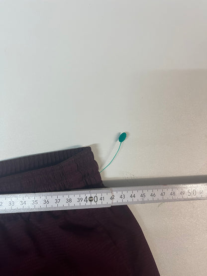 Entdecke unsere Vintage Track Pants von Nike und anderen Marken, erhältlich bei Valuxery.de - Dein Shop für trendige Vintage - Kleidung. Unsere Track Pants sind aus hochwertigen Materialien und