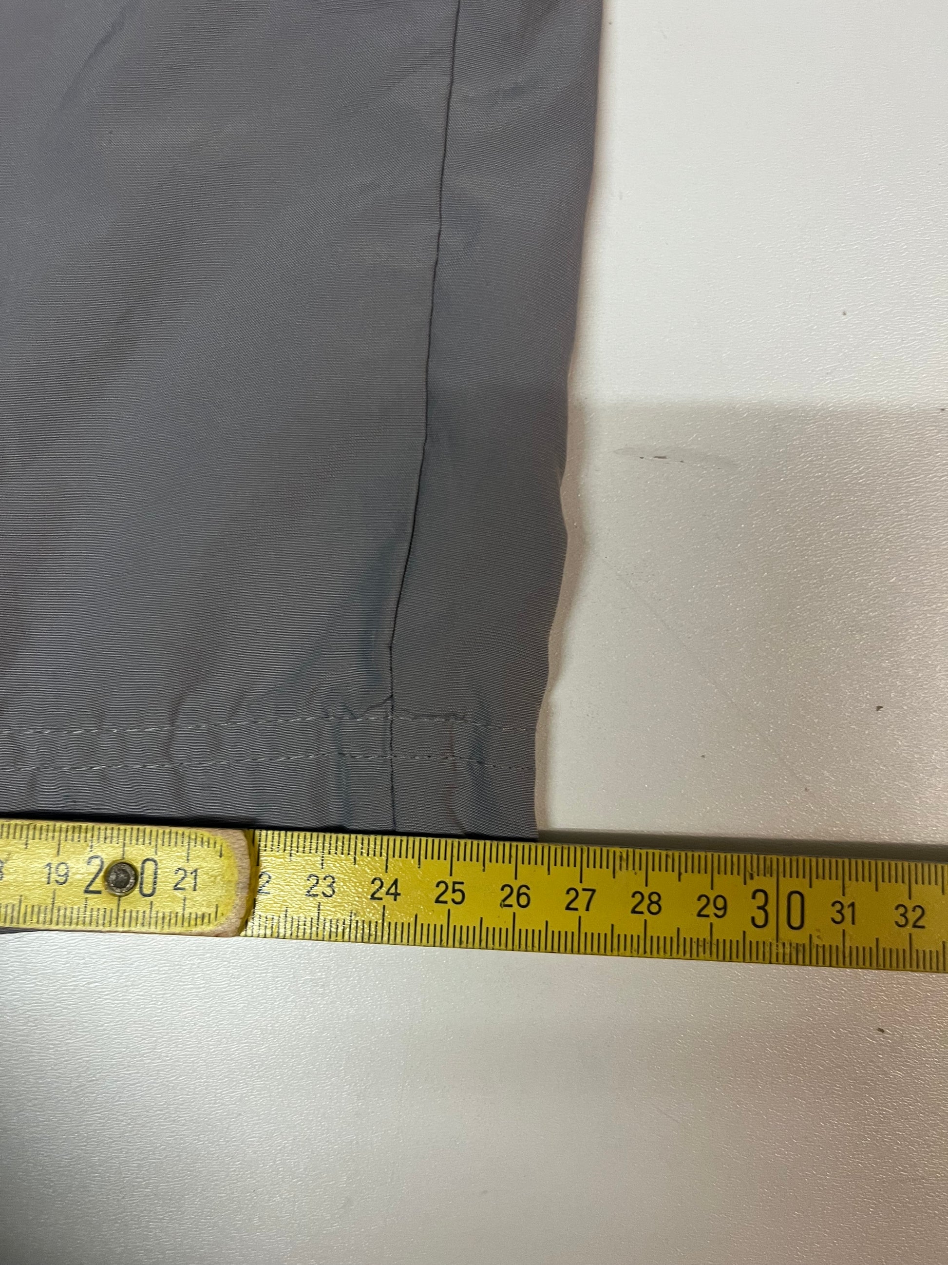 Entdecke unsere Vintage Track Pants von Nike und anderen Marken, erhältlich bei Valuxery.de - Dein Shop für trendige Vintage - Kleidung. Unsere Track Pants sind aus hochwertigen Materialien und