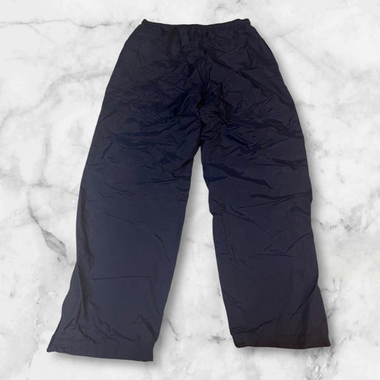 Entdecke unsere Vintage Track Pants von Nike und anderen Marken, erhältlich bei Valuxery.de - Dein Shop für trendige Vintage - Kleidung. Unsere Track Pants sind aus hochwertigen Materialien und