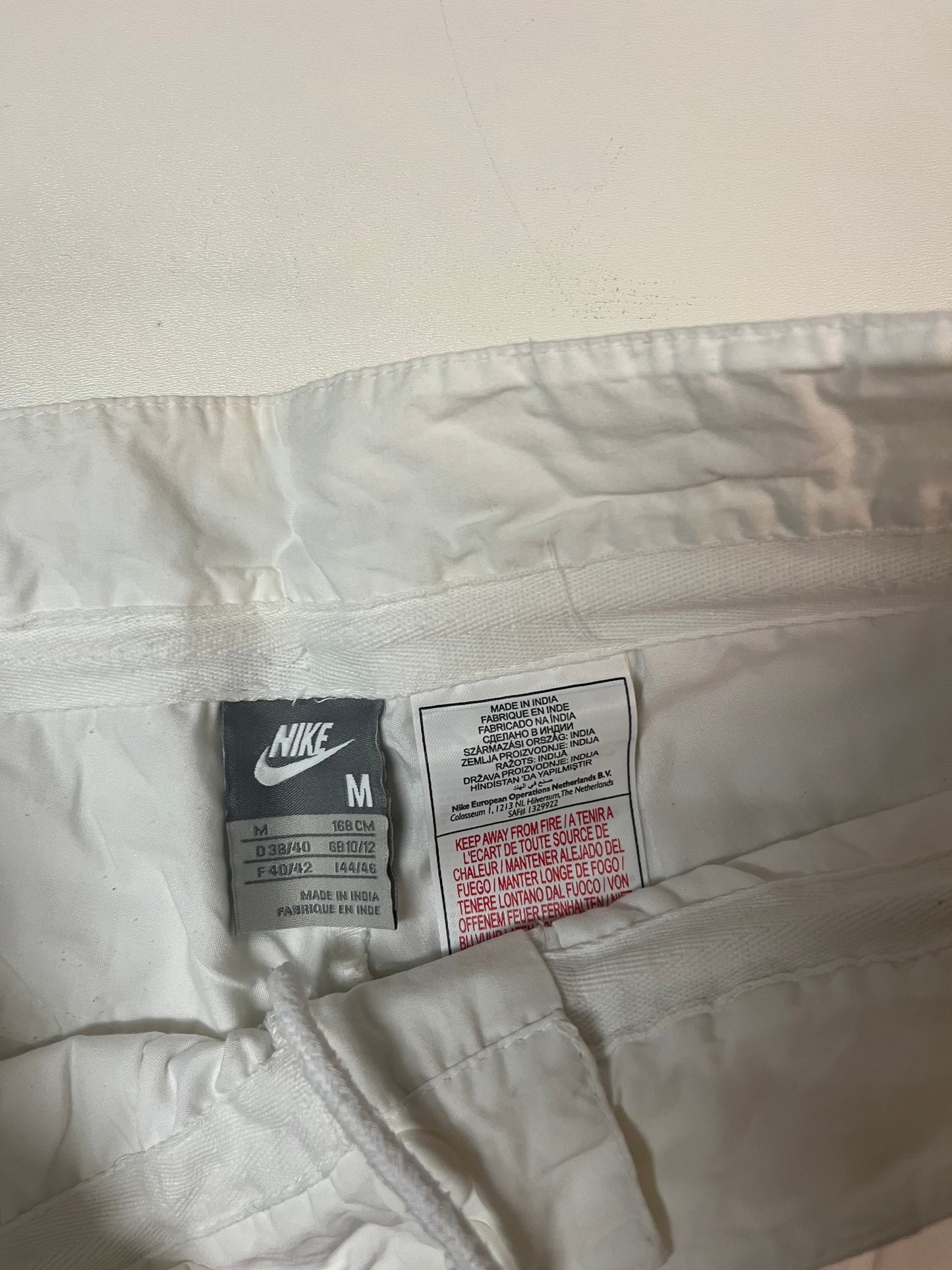 Entdecke unsere Vintage Track Pants von Nike und anderen Marken, erhältlich bei Valuxery.de - Dein Shop für trendige Vintage - Kleidung. Unsere Track Pants sind aus hochwertigen Materialien und