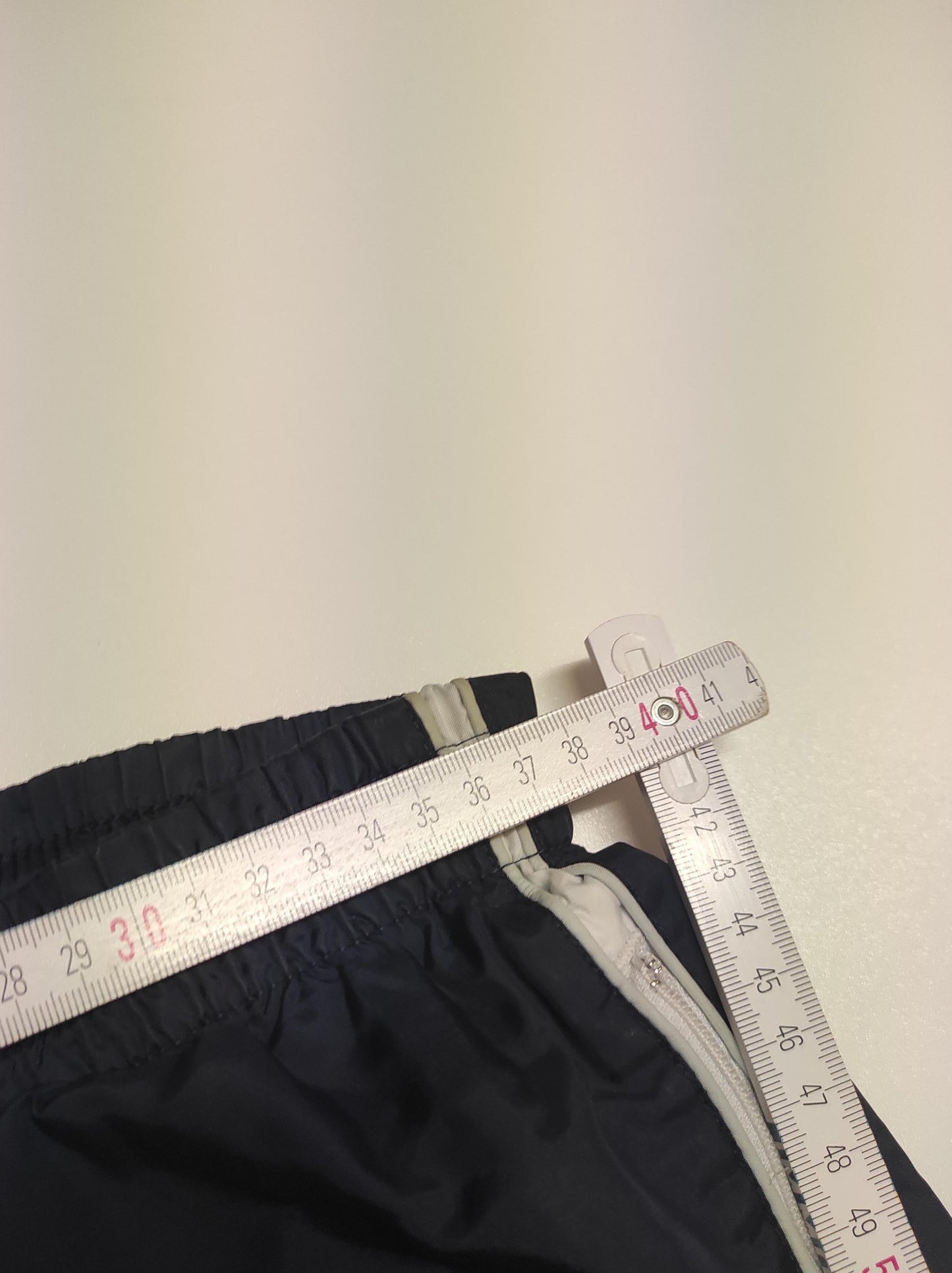 Entdecke unsere Vintage Track Pants von Nike und anderen Marken, erhältlich bei Valuxery.de - Dein Shop für trendige Vintage - Kleidung. Unsere Track Pants sind aus hochwertigen Materialien und