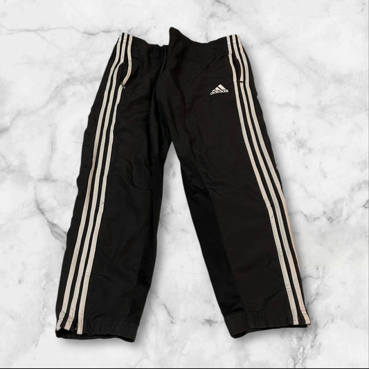 Entdecke unsere Vintage Track Pants von Nike und anderen Marken, erhältlich bei Valuxery.de - Dein Shop für trendige Vintage - Kleidung. Unsere Track Pants sind aus hochwertigen Materialien und