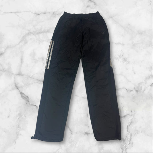 Entdecke unsere Vintage Track Pants von Nike und anderen Marken, erhältlich bei Valuxery.de - Dein Shop für trendige Vintage - Kleidung. Unsere Track Pants sind aus hochwertigen Materialien und