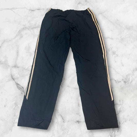 Entdecke unsere Vintage Track Pants von Nike und anderen Marken, erhältlich bei Valuxery.de - Dein Shop für trendige Vintage - Kleidung. Unsere Track Pants sind aus hochwertigen Materialien und
