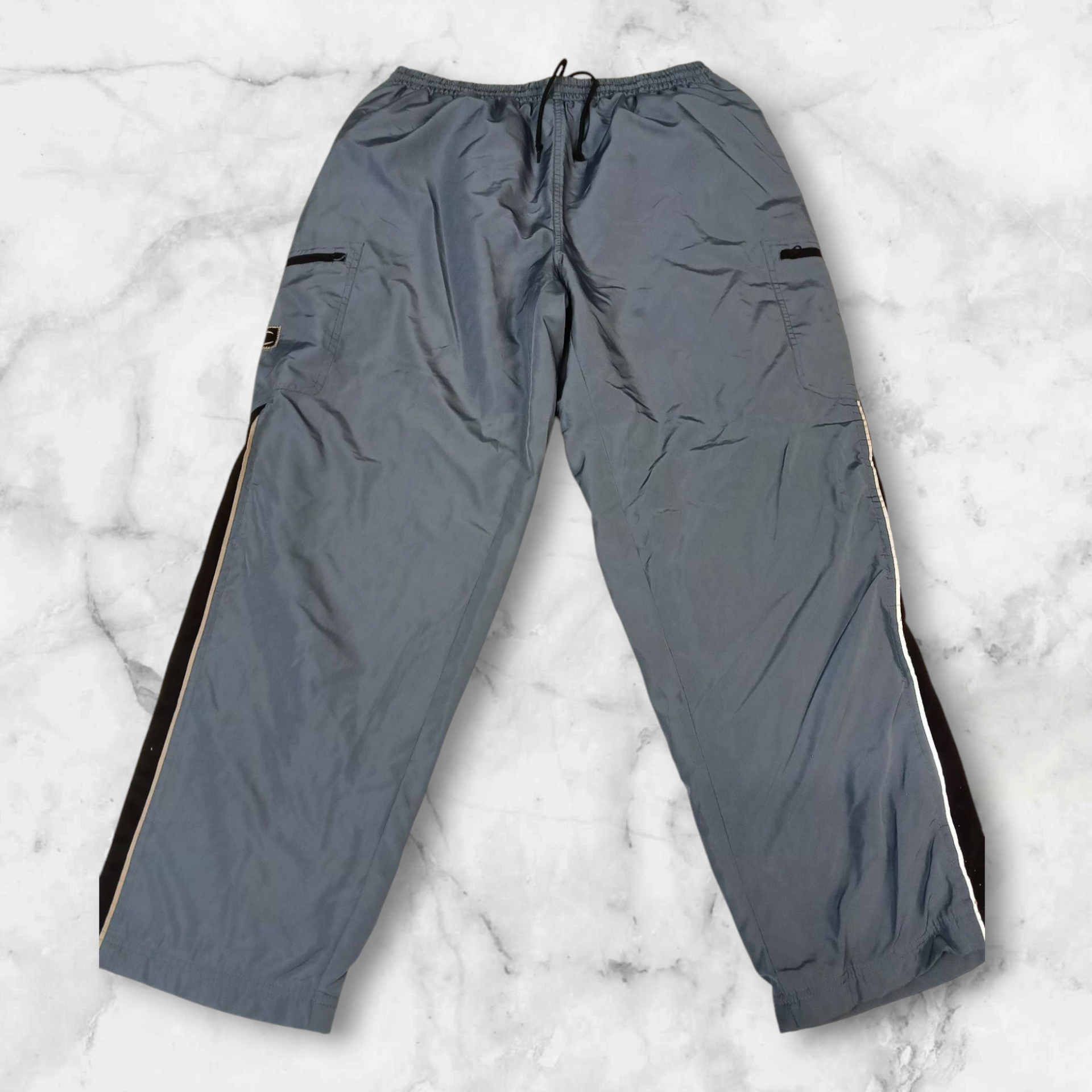 Entdecke unsere Vintage Track Pants von Nike und anderen Marken, erhältlich bei Valuxery.de - Dein Shop für trendige Vintage - Kleidung. Unsere Track Pants sind aus hochwertigen Materialien und