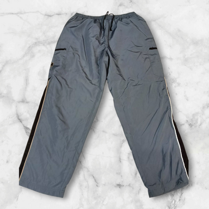 Entdecke unsere Vintage Track Pants von Nike und anderen Marken, erhältlich bei Valuxery.de - Dein Shop für trendige Vintage - Kleidung. Unsere Track Pants sind aus hochwertigen Materialien und