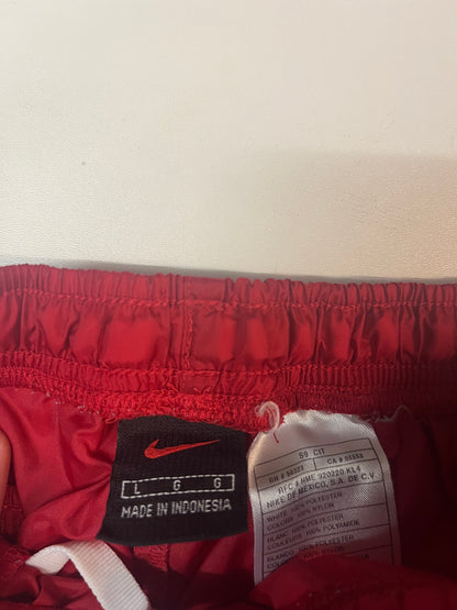 Entdecke unsere Vintage Track Pants von Nike und anderen Marken, erhältlich bei Valuxery.de - Dein Shop für trendige Vintage - Kleidung. Unsere Track Pants sind aus hochwertigen Materialien und