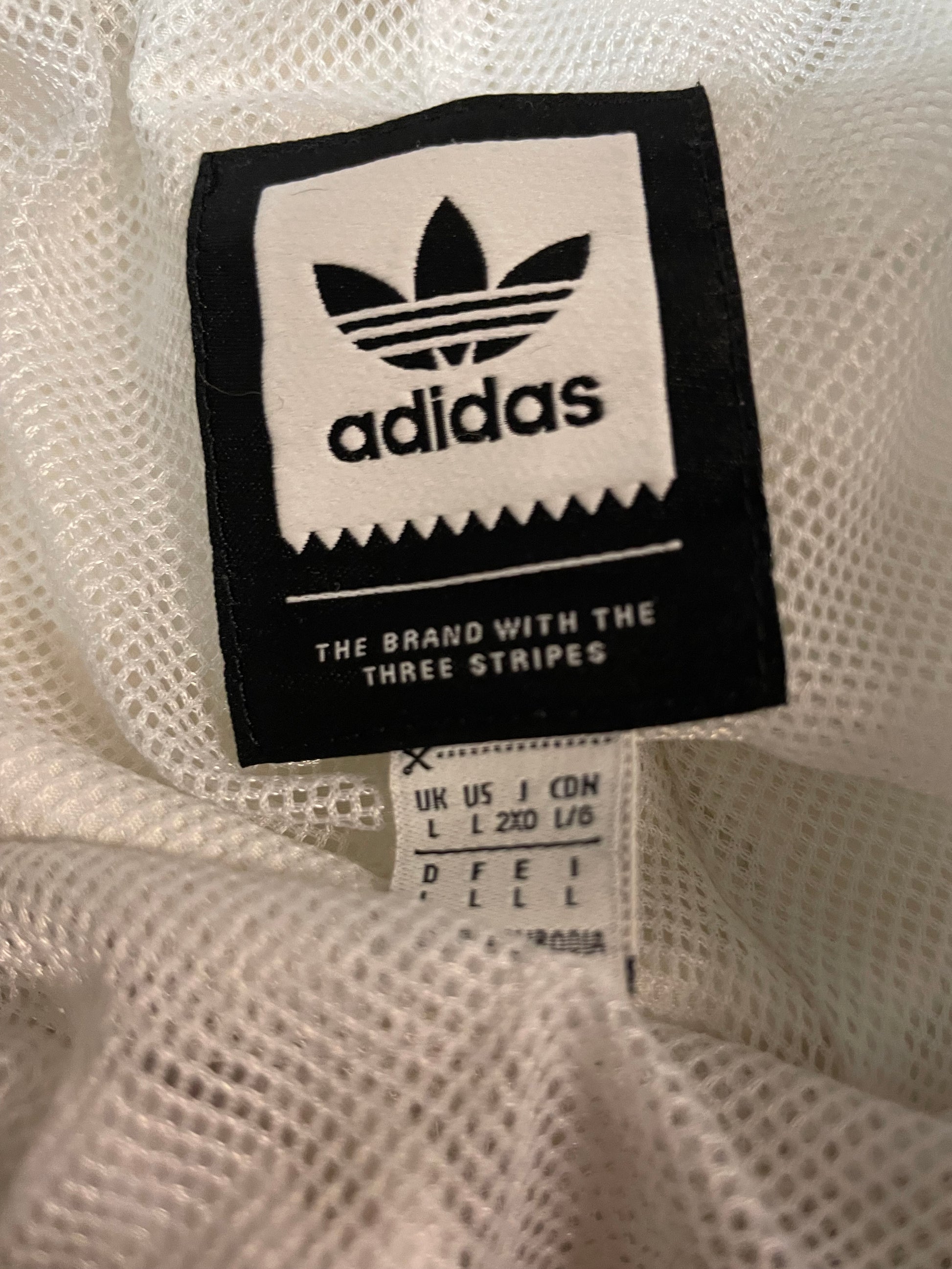 Entdecke unsere Vintage Track Pants von Nike und anderen Marken, erhältlich bei Valuxery.de - Dein Shop für trendige Vintage - Kleidung. Unsere Track Pants sind aus hochwertigen Materialien und