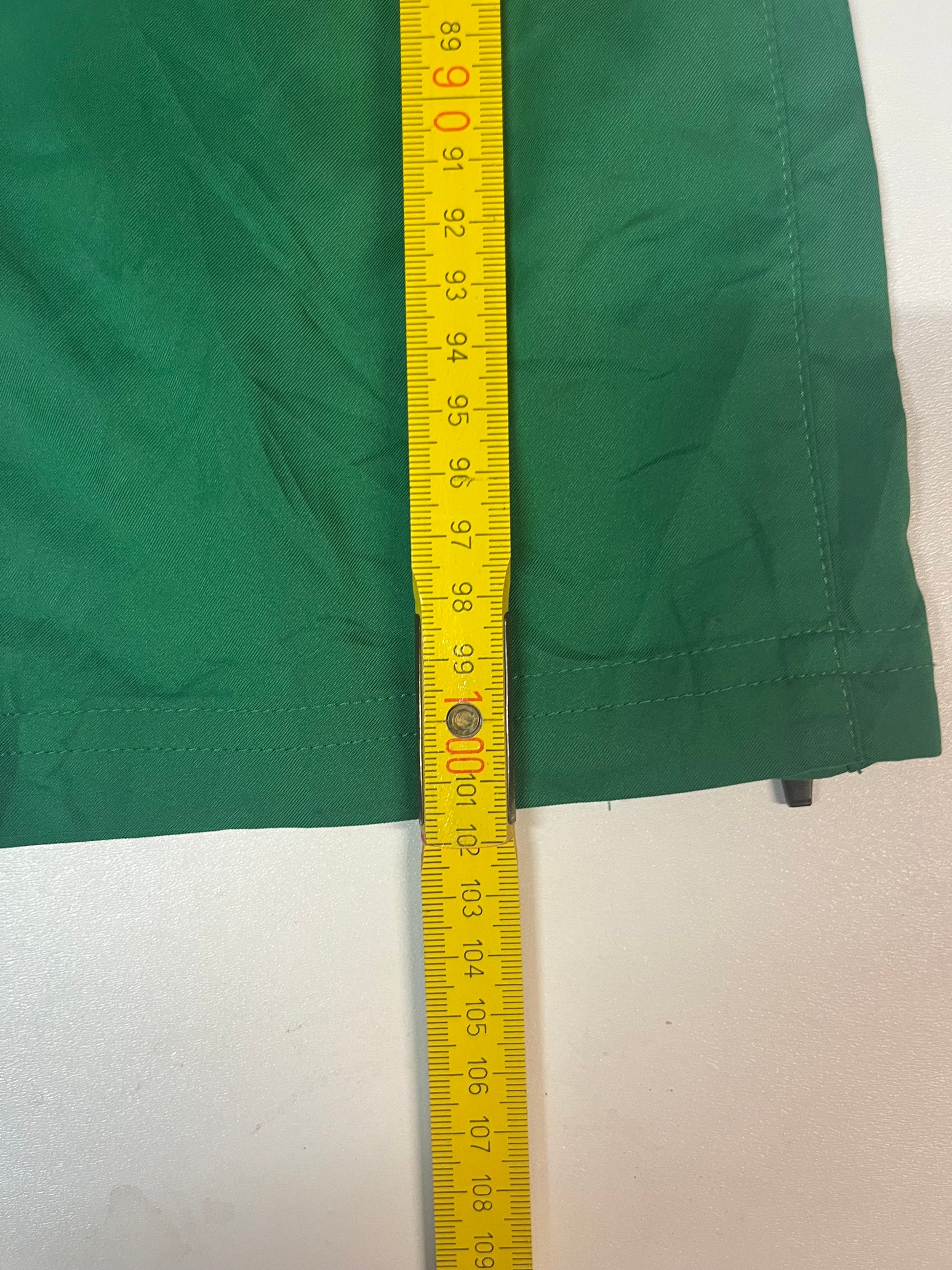 Entdecke unsere Vintage Track Pants von Nike und anderen Marken, erhältlich bei Valuxery.de - Dein Shop für trendige Vintage - Kleidung. Unsere Track Pants sind aus hochwertigen Materialien und