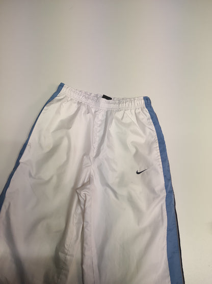 Entdecke unsere Vintage Track Pants von Nike und anderen Marken, erhältlich bei Valuxery.de - Dein Shop für trendige Vintage - Kleidung. Unsere Track Pants sind aus hochwertigen Materialien und
