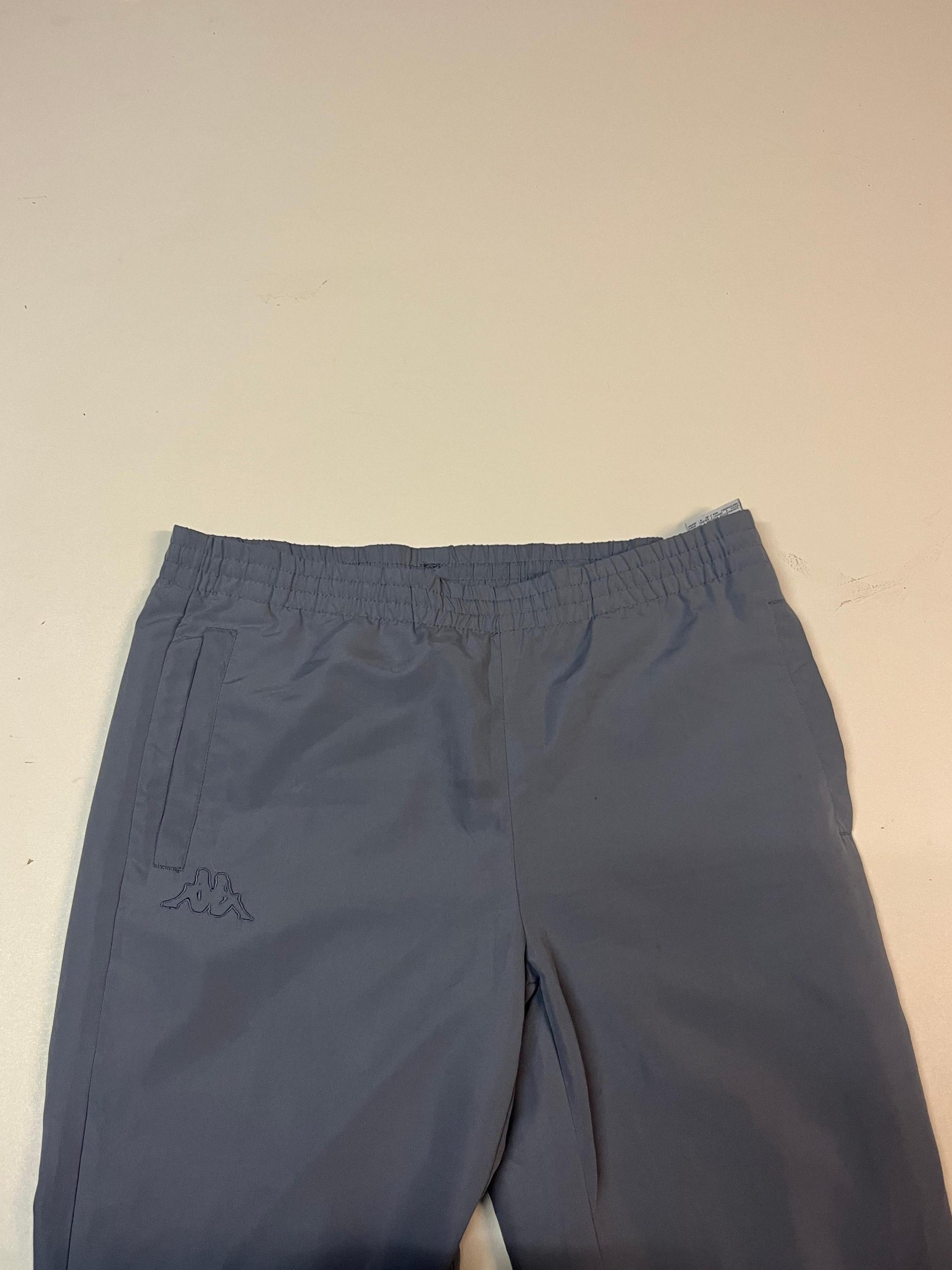 Entdecke unsere Vintage Track Pants von Nike und anderen Marken, erhältlich bei Valuxery.de - Dein Shop für trendige Vintage - Kleidung. Unsere Track Pants sind aus hochwertigen Materialien und