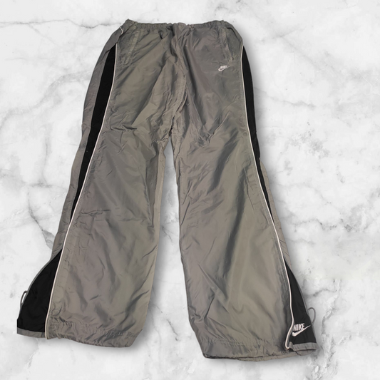 Entdecke unsere Vintage Track Pants von Nike und anderen Marken, erhältlich bei Valuxery.de - Dein Shop für trendige Vintage - Kleidung. Unsere Track Pants sind aus hochwertigen Materialien und