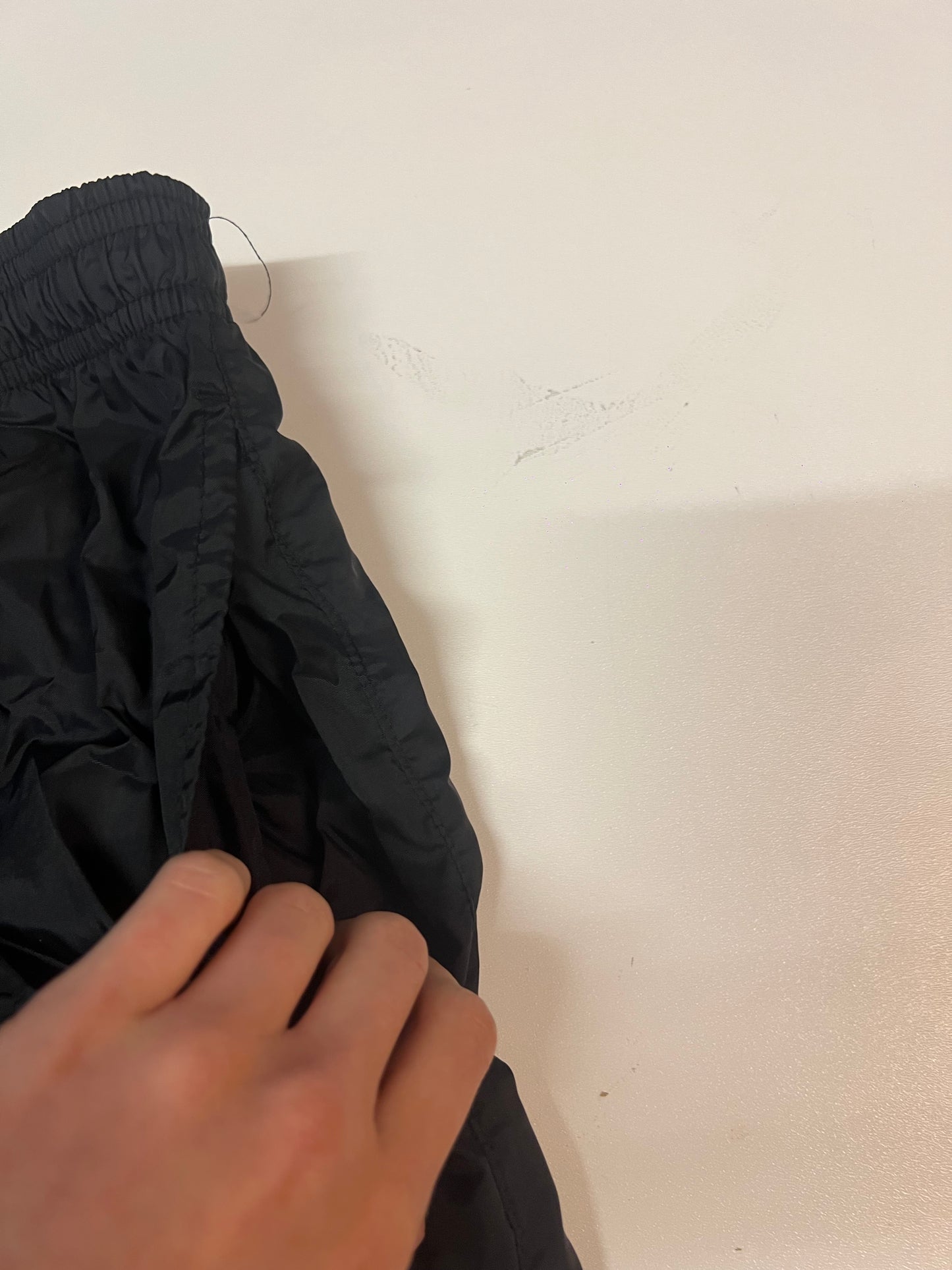 Entdecke unsere Vintage Track Pants von Nike und anderen Marken, erhältlich bei Valuxery.de - Dein Shop für trendige Vintage - Kleidung. Unsere Track Pants sind aus hochwertigen Materialien und