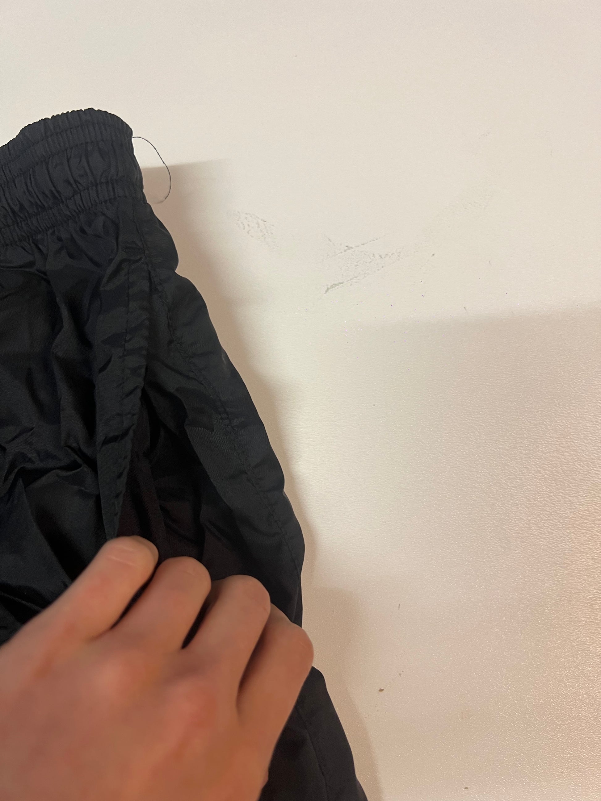 Entdecke unsere Vintage Track Pants von Nike und anderen Marken, erhältlich bei Valuxery.de - Dein Shop für trendige Vintage - Kleidung. Unsere Track Pants sind aus hochwertigen Materialien und
