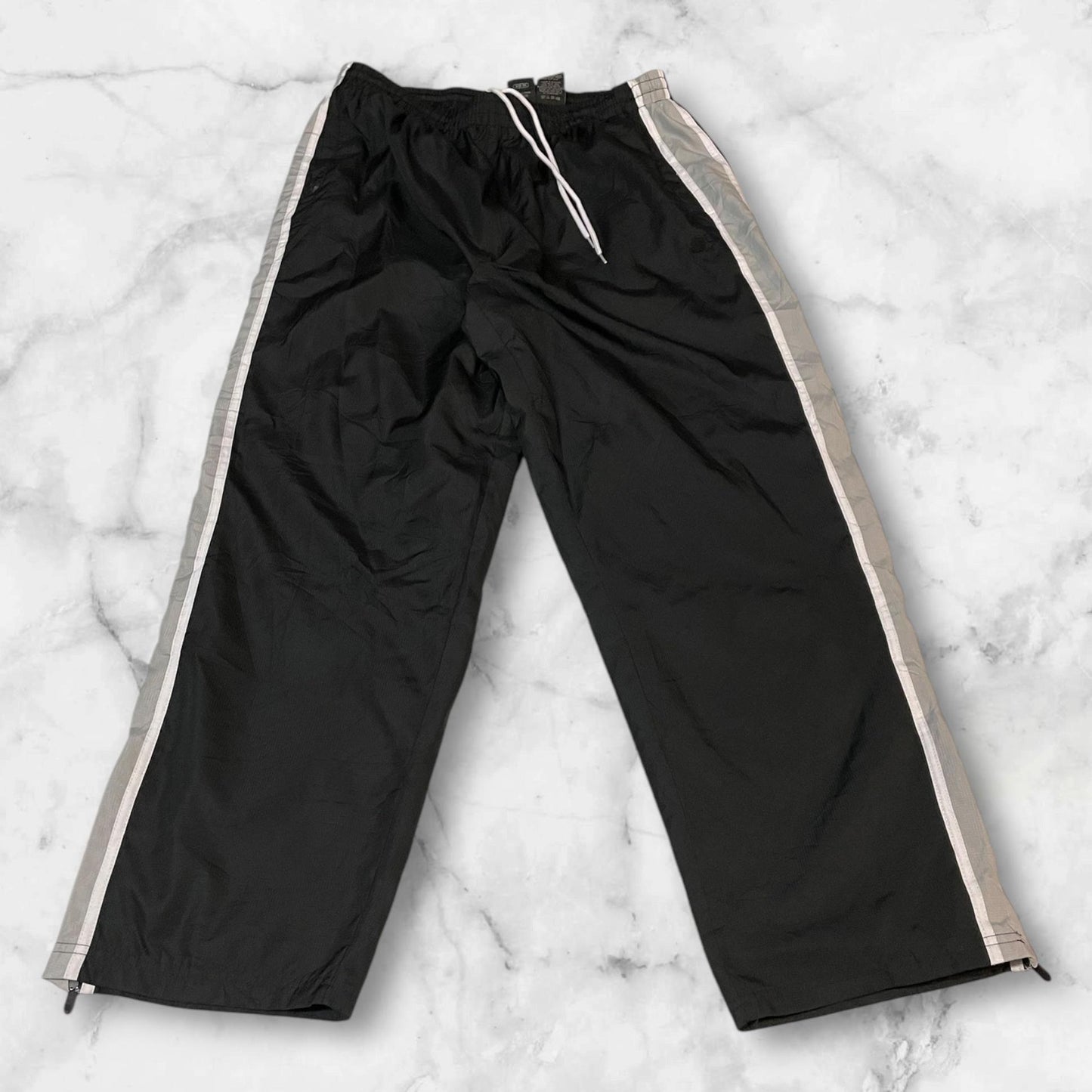 Entdecke unsere Vintage Track Pants von Nike und anderen Marken, erhältlich bei Valuxery.de - Dein Shop für trendige Vintage - Kleidung. Unsere Track Pants sind aus hochwertigen Materialien und