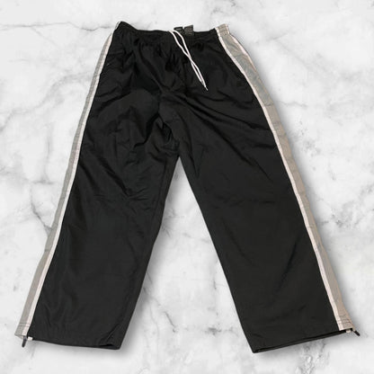 Entdecke unsere Vintage Track Pants von Nike und anderen Marken, erhältlich bei Valuxery.de - Dein Shop für trendige Vintage - Kleidung. Unsere Track Pants sind aus hochwertigen Materialien und