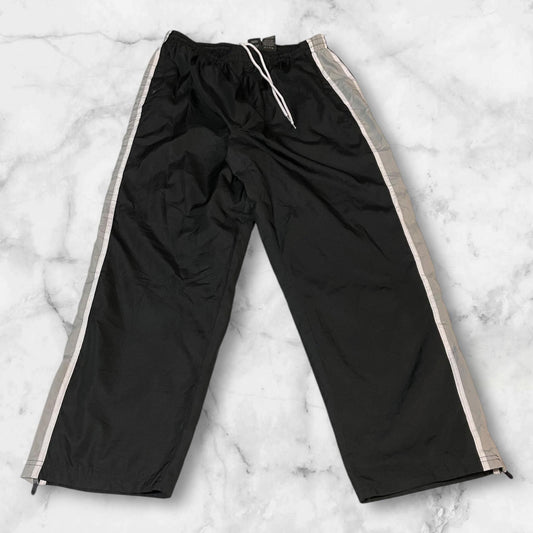 Entdecke unsere Vintage Track Pants von Nike und anderen Marken, erhältlich bei Valuxery.de - Dein Shop für trendige Vintage - Kleidung. Unsere Track Pants sind aus hochwertigen Materialien und