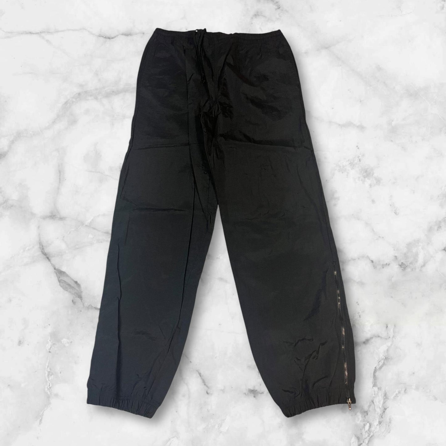 Entdecke unsere Vintage Track Pants von Nike und anderen Marken, erhältlich bei Valuxery.de - Dein Shop für trendige Vintage - Kleidung. Unsere Track Pants sind aus hochwertigen Materialien und