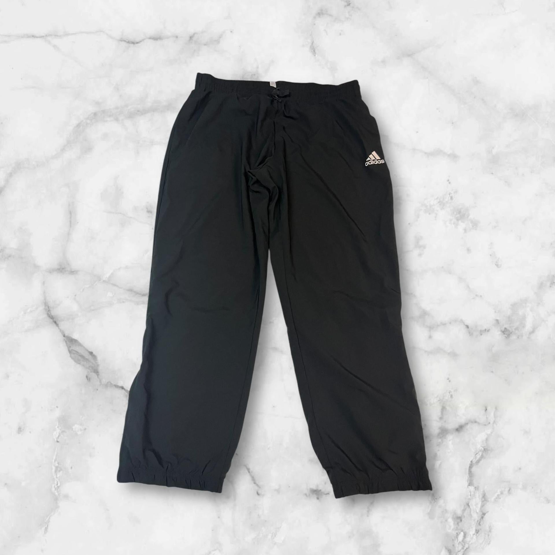 Entdecke unsere Vintage Track Pants von Nike und anderen Marken, erhältlich bei Valuxery.de - Dein Shop für trendige Vintage - Kleidung. Unsere Track Pants sind aus hochwertigen Materialien und