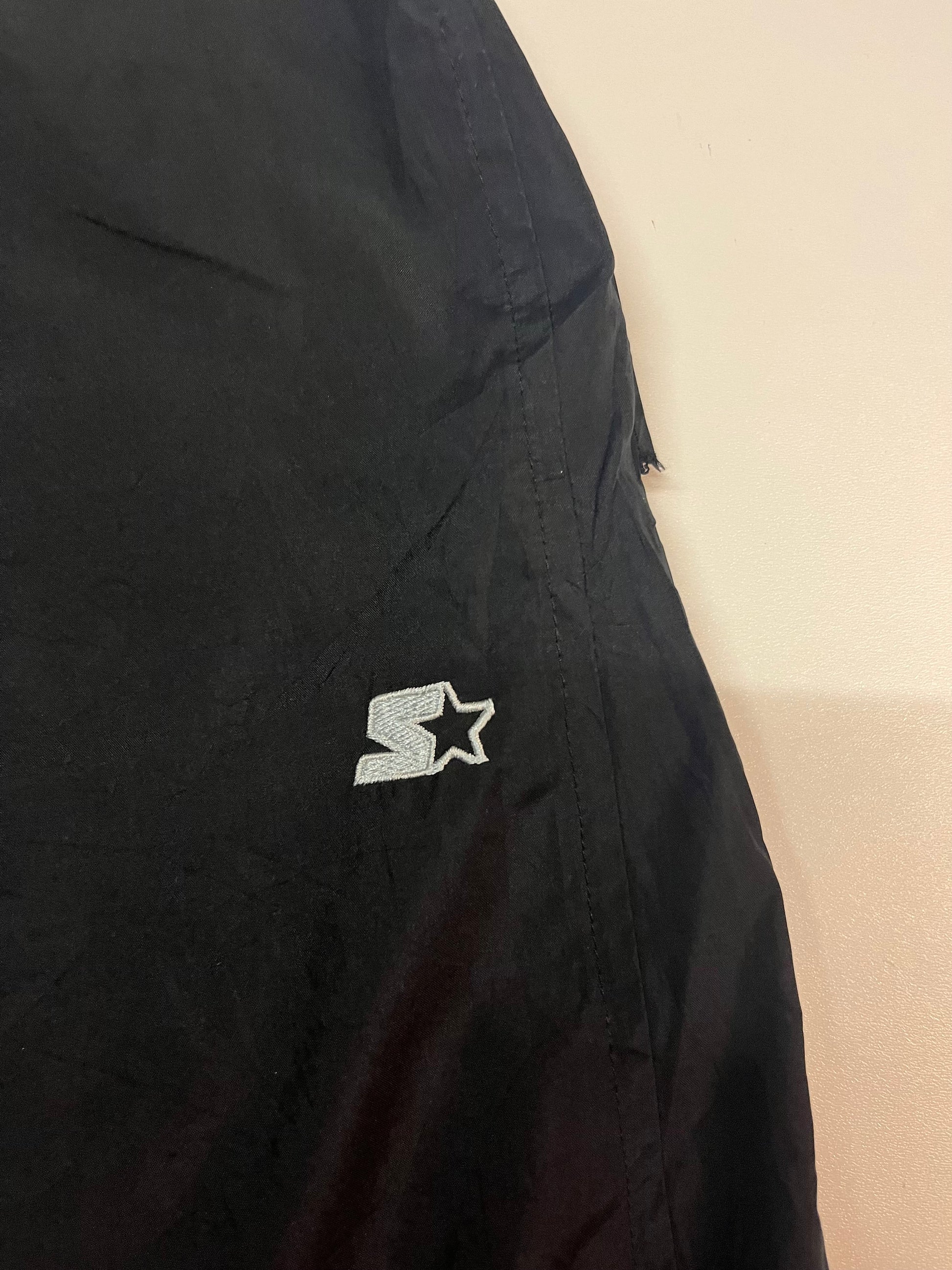 Entdecke unsere Vintage Track Pants von Nike und anderen Marken, erhältlich bei Valuxery.de - Dein Shop für trendige Vintage - Kleidung. Unsere Track Pants sind aus hochwertigen Materialien und