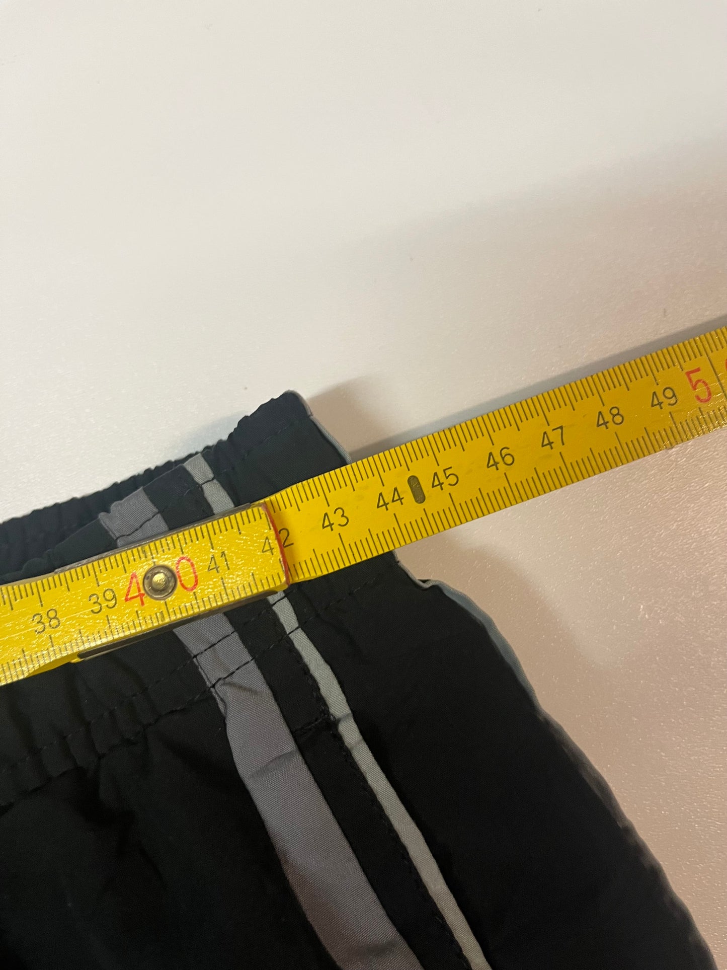 Entdecke unsere Vintage Track Pants von Nike und anderen Marken, erhältlich bei Valuxery.de - Dein Shop für trendige Vintage - Kleidung. Unsere Track Pants sind aus hochwertigen Materialien und