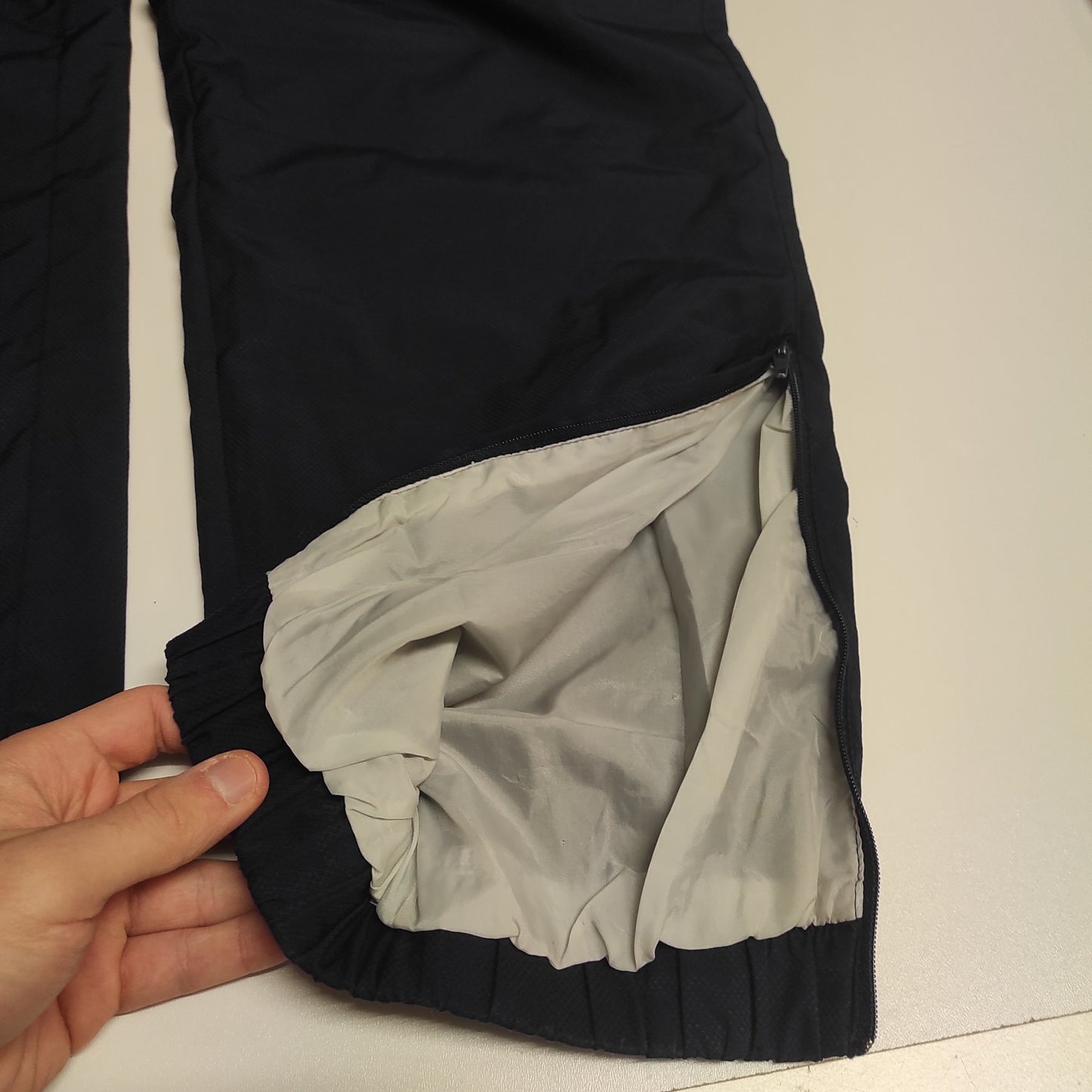 Entdecke unsere Vintage Track Pants von Nike und anderen Marken, erhältlich bei Valuxery.de - Dein Shop für trendige Vintage - Kleidung. Unsere Track Pants sind aus hochwertigen Materialien und