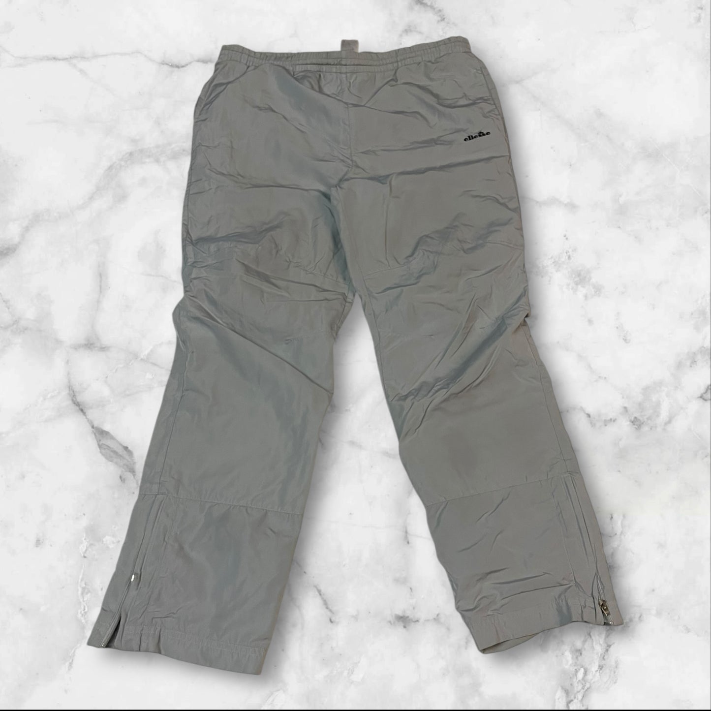 Entdecke unsere Vintage Track Pants von Nike und anderen Marken, erhältlich bei Valuxery.de - Dein Shop für trendige Vintage - Kleidung. Unsere Track Pants sind aus hochwertigen Materialien und