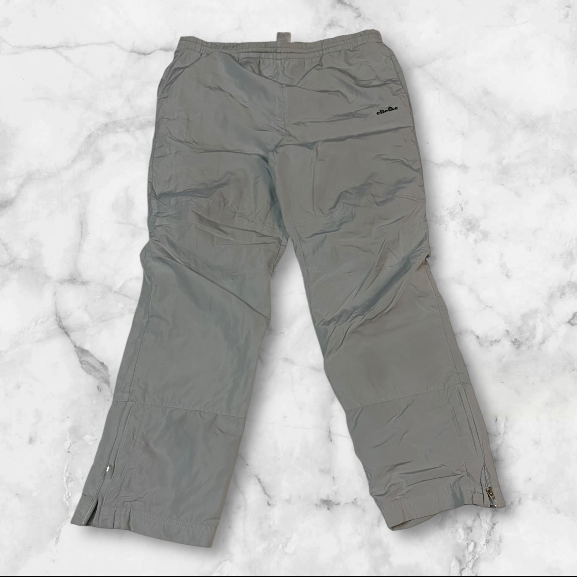 Entdecke unsere Vintage Track Pants von Nike und anderen Marken, erhältlich bei Valuxery.de - Dein Shop für trendige Vintage - Kleidung. Unsere Track Pants sind aus hochwertigen Materialien und