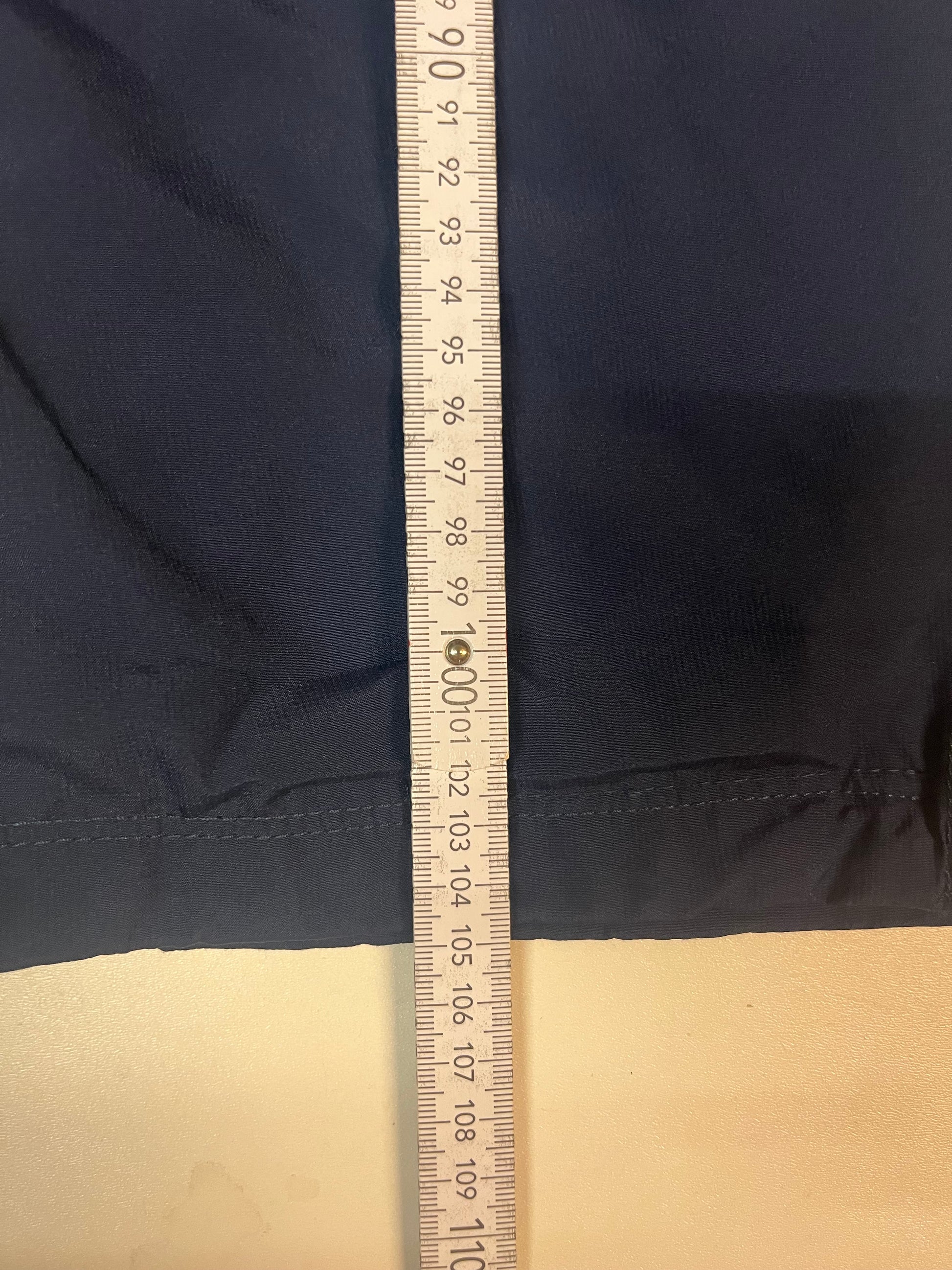 Entdecke unsere Vintage Track Pants von Nike und anderen Marken, erhältlich bei Valuxery.de - Dein Shop für trendige Vintage - Kleidung. Unsere Track Pants sind aus hochwertigen Materialien und