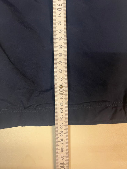 Entdecke unsere Vintage Track Pants von Nike und anderen Marken, erhältlich bei Valuxery.de - Dein Shop für trendige Vintage - Kleidung. Unsere Track Pants sind aus hochwertigen Materialien und