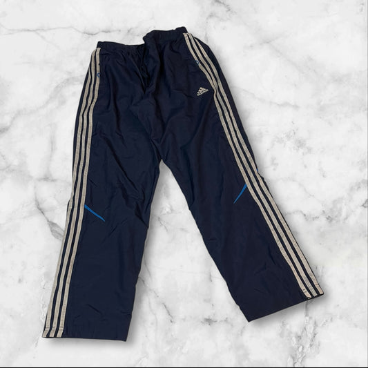 Entdecke unsere Vintage Track Pants von Nike und anderen Marken, erhältlich bei Valuxery.de - Dein Shop für trendige Vintage - Kleidung. Unsere Track Pants sind aus hochwertigen Materialien und