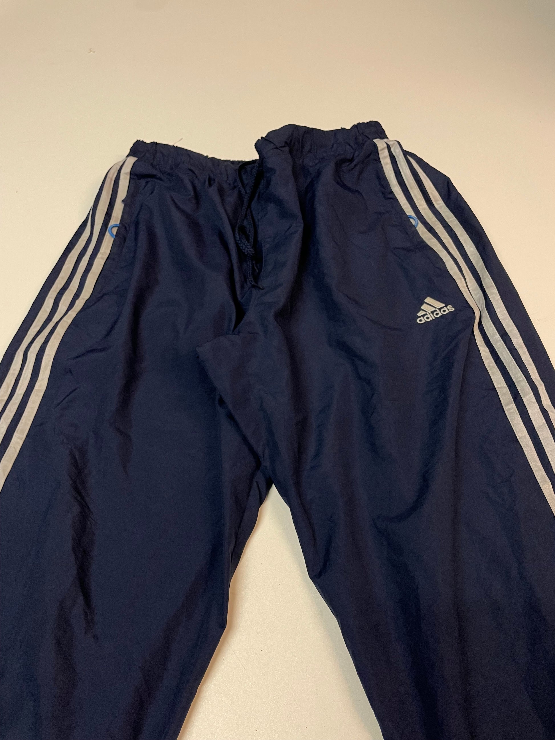Entdecke unsere Vintage Track Pants von Nike und anderen Marken, erhältlich bei Valuxery.de - Dein Shop für trendige Vintage - Kleidung. Unsere Track Pants sind aus hochwertigen Materialien und