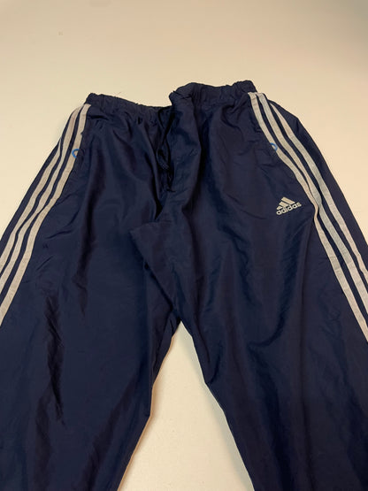 Entdecke unsere Vintage Track Pants von Nike und anderen Marken, erhältlich bei Valuxery.de - Dein Shop für trendige Vintage - Kleidung. Unsere Track Pants sind aus hochwertigen Materialien und